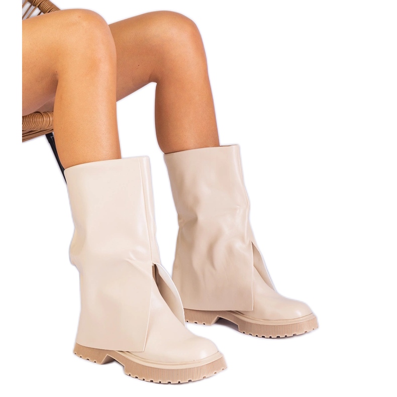 Botas bege com uma parte superior dobrada