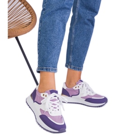 Tênis de mulheres roxas com uma inserção dourada tolet