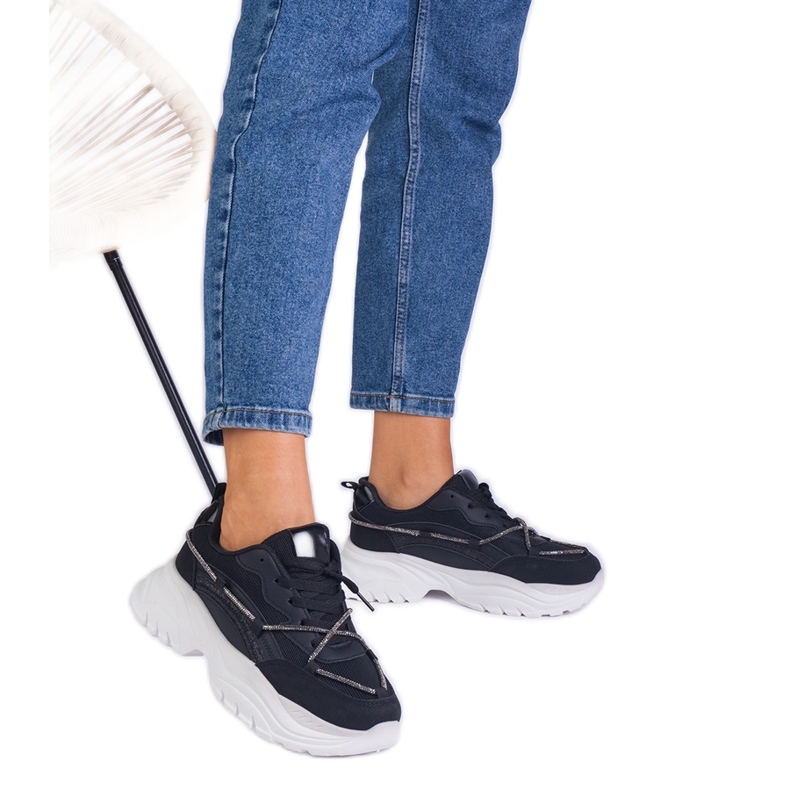 Tênis de mulheres negras decoradas com uma corda de zircão preto