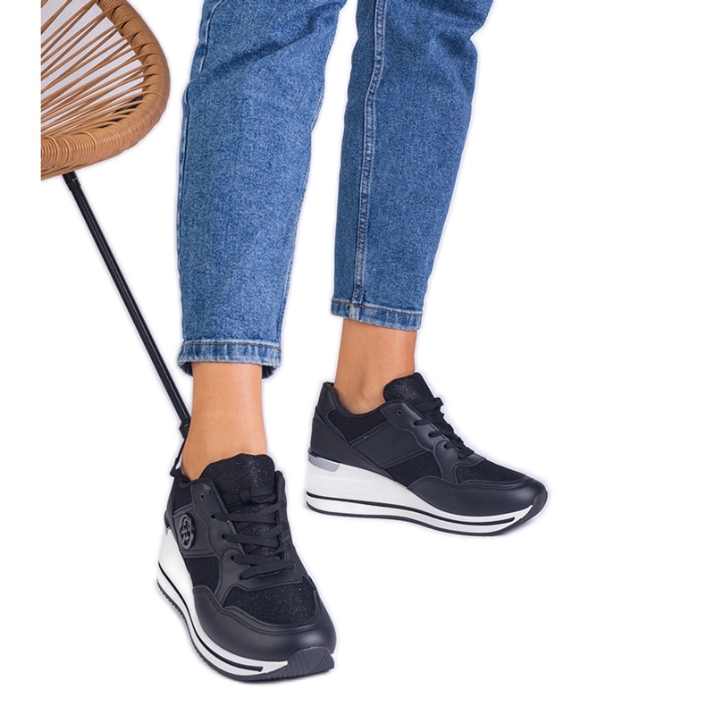 Tênis de mulheres negras decoradas com uma inserção metálica preto