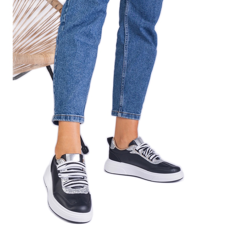 Tênis de mulheres negras decoradas com glitter preto