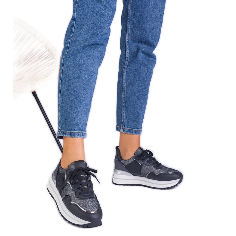 Tênis de mulheres negras decoradas com glitter preto