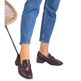 Bombas marrons no poste com uma decoração metálica castanho