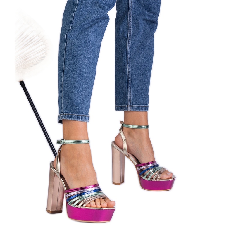 Sandálias massivas multicoloridas no post rosa
