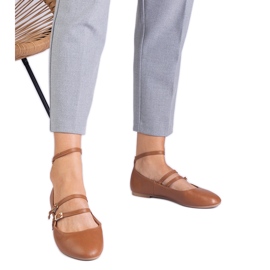 Ballerinas marrons feitas de eco -Leather com fivelas marrom