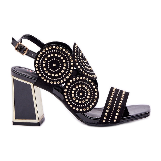 Sandálias decoradas no poste preto