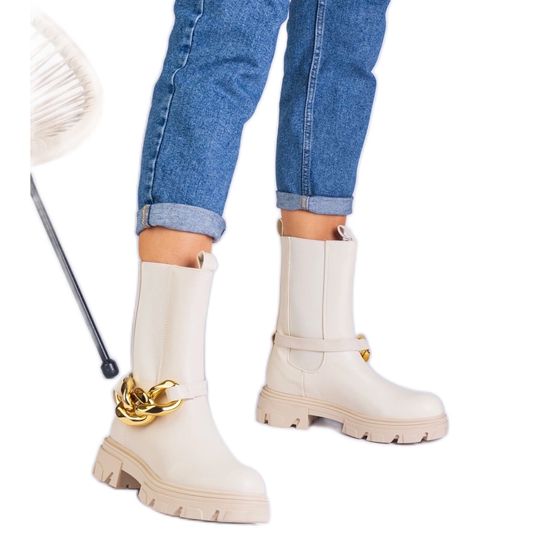Botas bege de tornozelo decoradas com uma corrente enorme