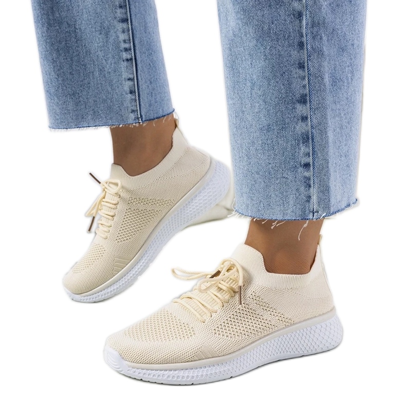 Os tênis esportivos bege de Michael