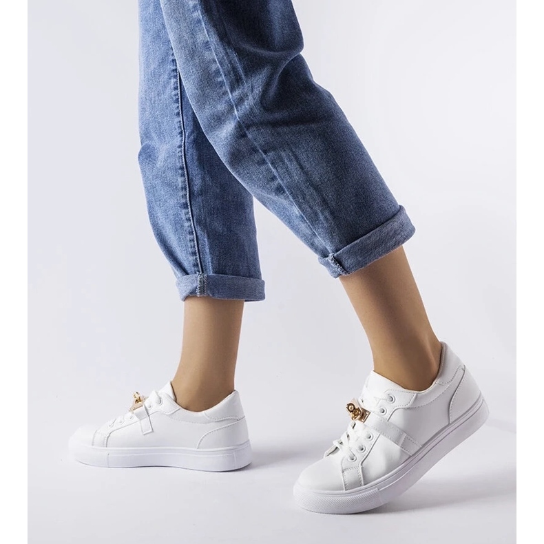 D/GMR Tênis brancos com uma letra de sotaque dourada