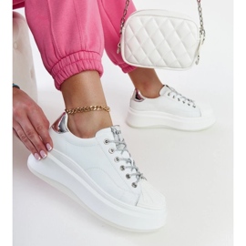 D/GMR Tênis brancos na plataforma Goe NN2N4033