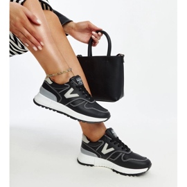 Tênis preto com sola Cettina grossa