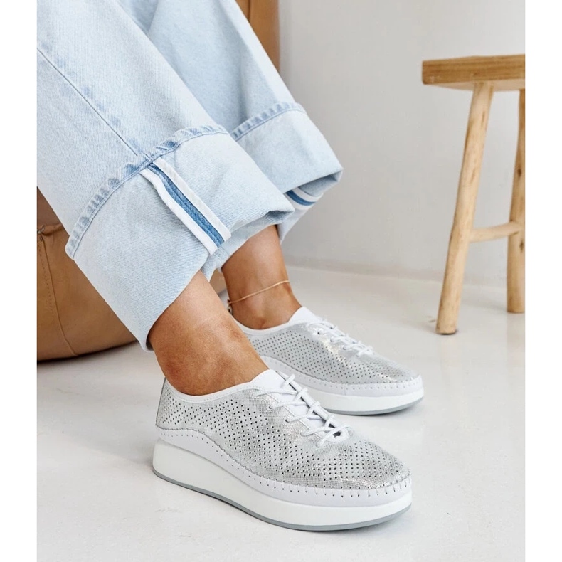 Tênis de couro prateado na plataforma Amana prata