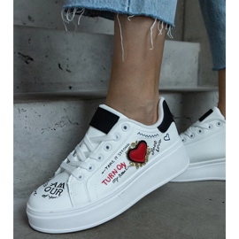 D/CEO Tênis branco decorado com patch e inscrições na plataforma Etara