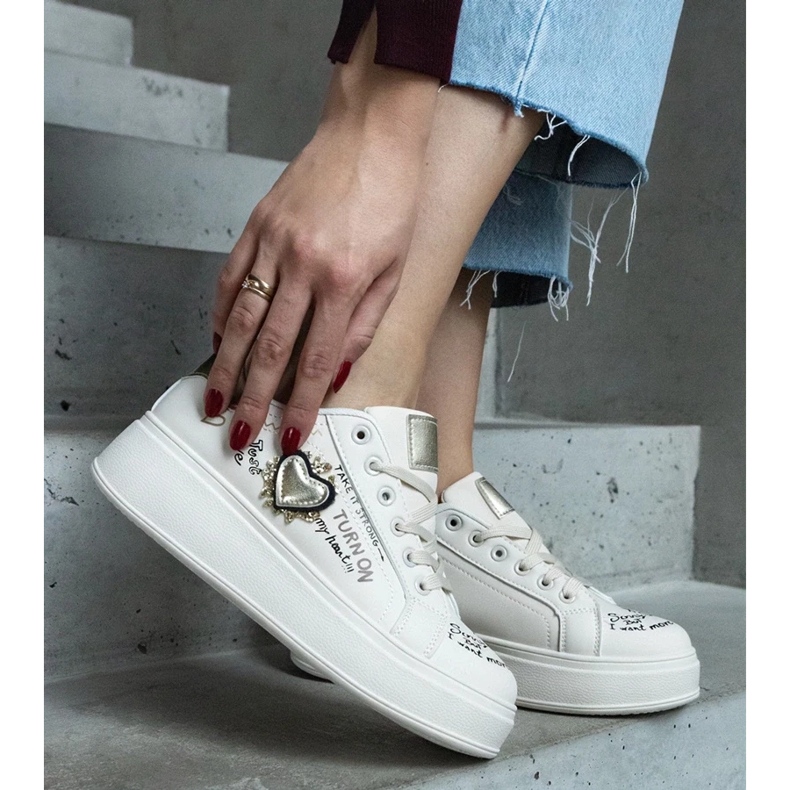 D/CEO Tênis bege decorado com patch e inscrições na plataforma Etara