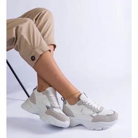 D/CEO Tênis brancos em uma sola enorme de torreza