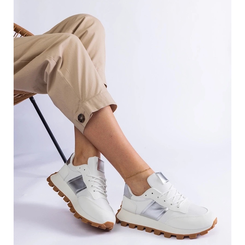 D/CEO Tênis brancos com um protetor de restos visíveis