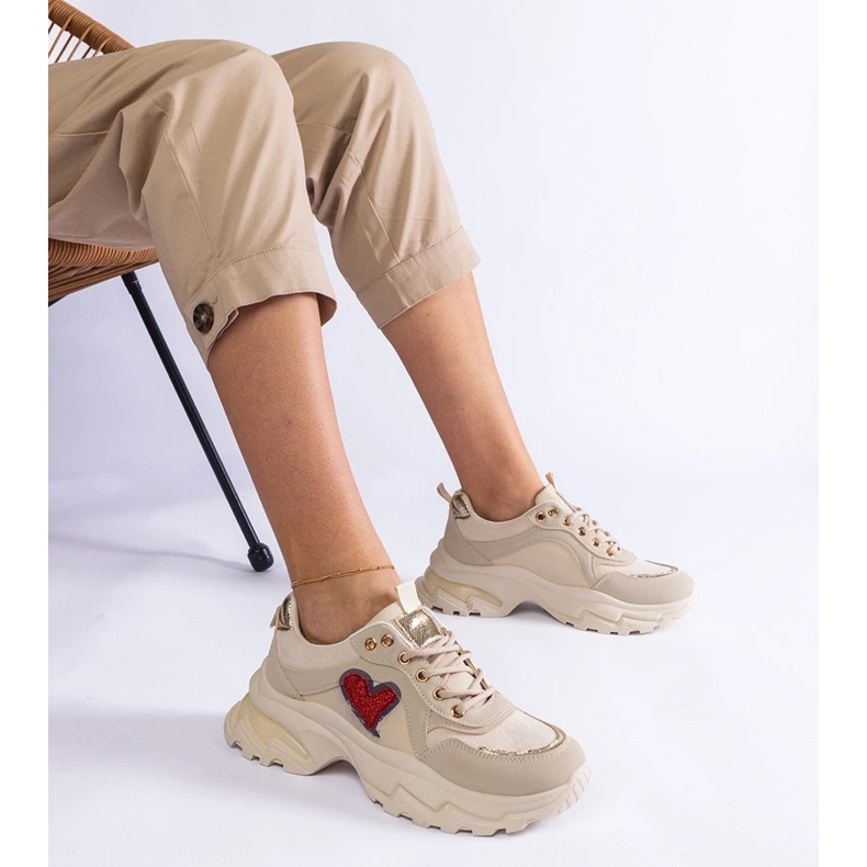 D/CEO Tênis bege em uma plataforma com Martinez Heart