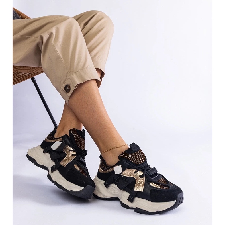 D/CEO Tênis preto com inserções Candra douradas D/CEO Tênis preto com inserções Candra douradas