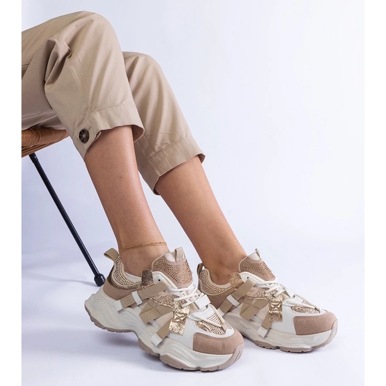 D/CEO Tênis bege com inserções de ouro da Candra D/CEO Tênis bege com inserções de ouro da Candra