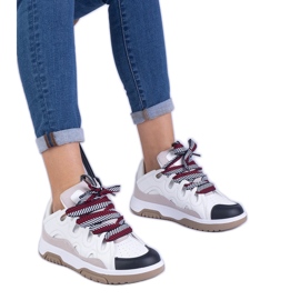 Tênis de mulheres brancas com laço decorativo branco