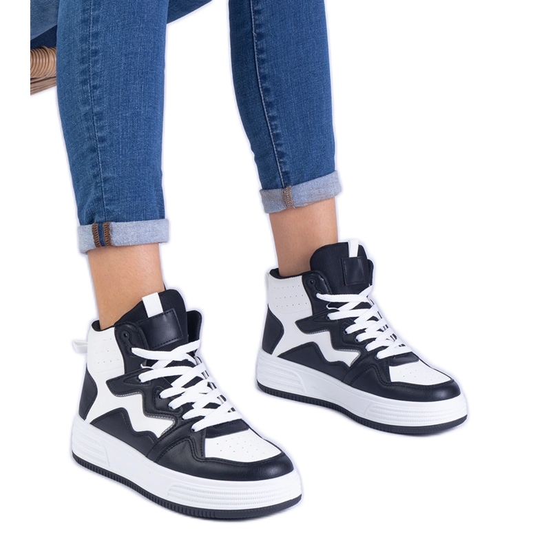 Tênis brancos e brancos femininos preto