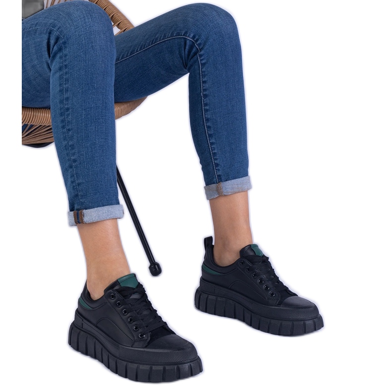 Tênis de mulheres negras em uma plataforma alta preto