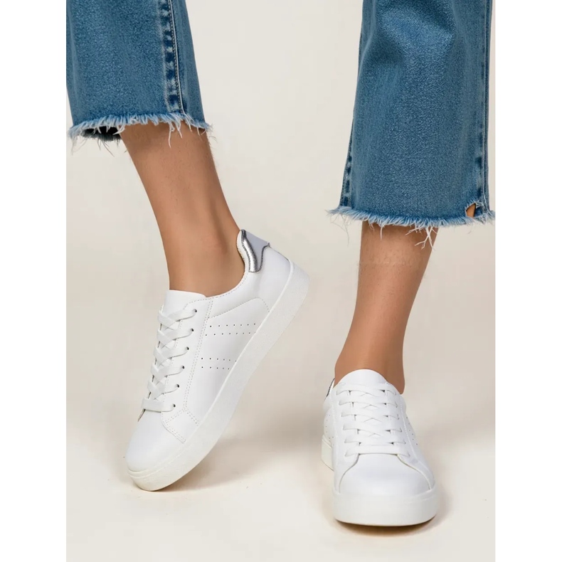 Os tênis femininos são prateados prata