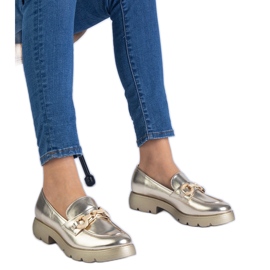 Sapatos clássicos dourados com decoração dourada