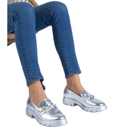 Sapatos clássicos de prata com um ornamento