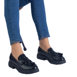Sapatos clássicos pretos com franjas