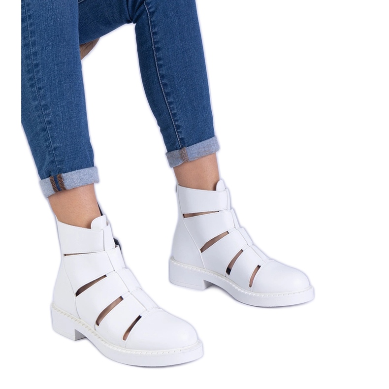 Botas brancas com eco -Leather com recortes planos branco
