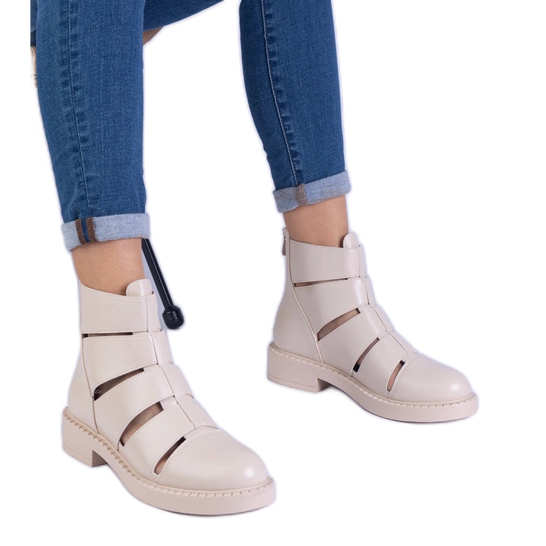 Botas bege feitas de eco -Leather com recortes planos Botas bege feitas de eco -Leather com recortes planos