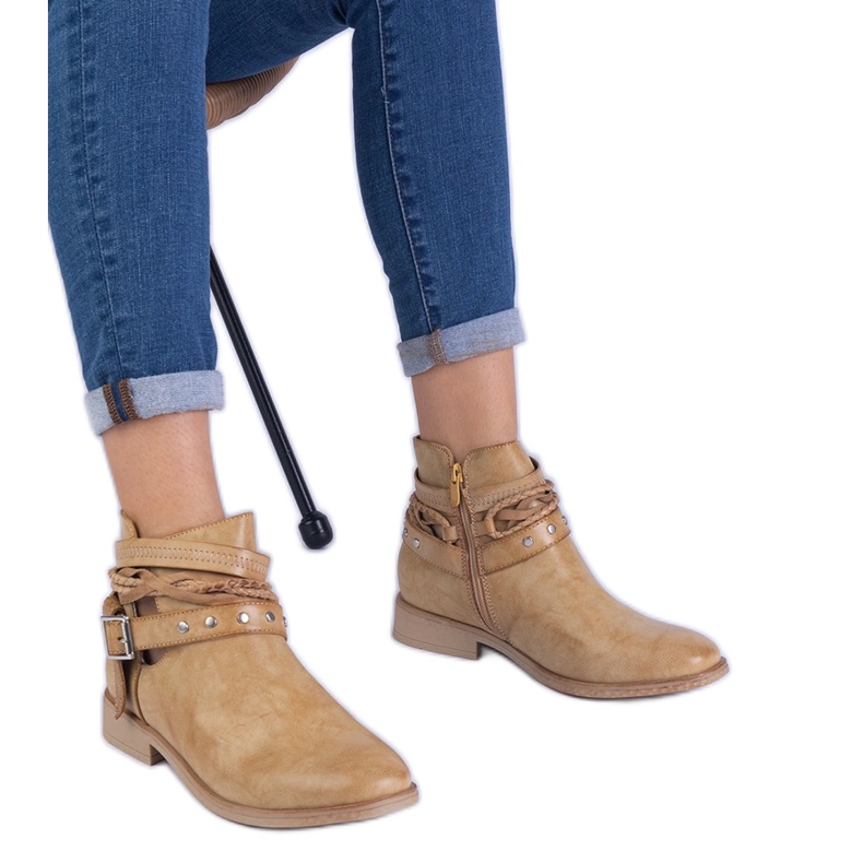 Botas planas marrons com um recorte e uma fivela castanho