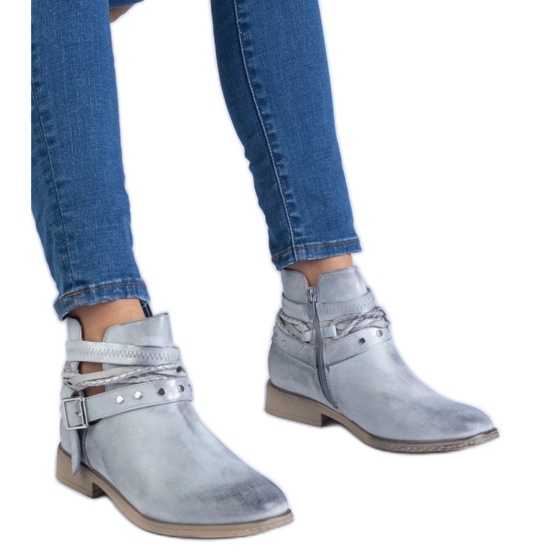 Botas planas prateadas com um recorte e uma fivela prata