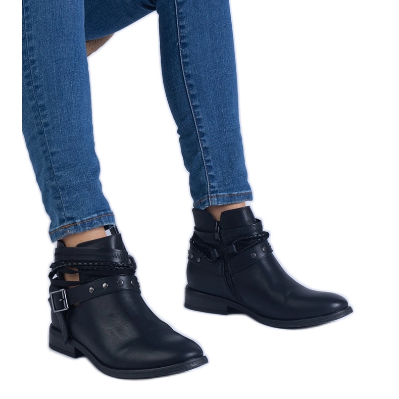 Botas planas pretas com um recorte e uma fivela preto