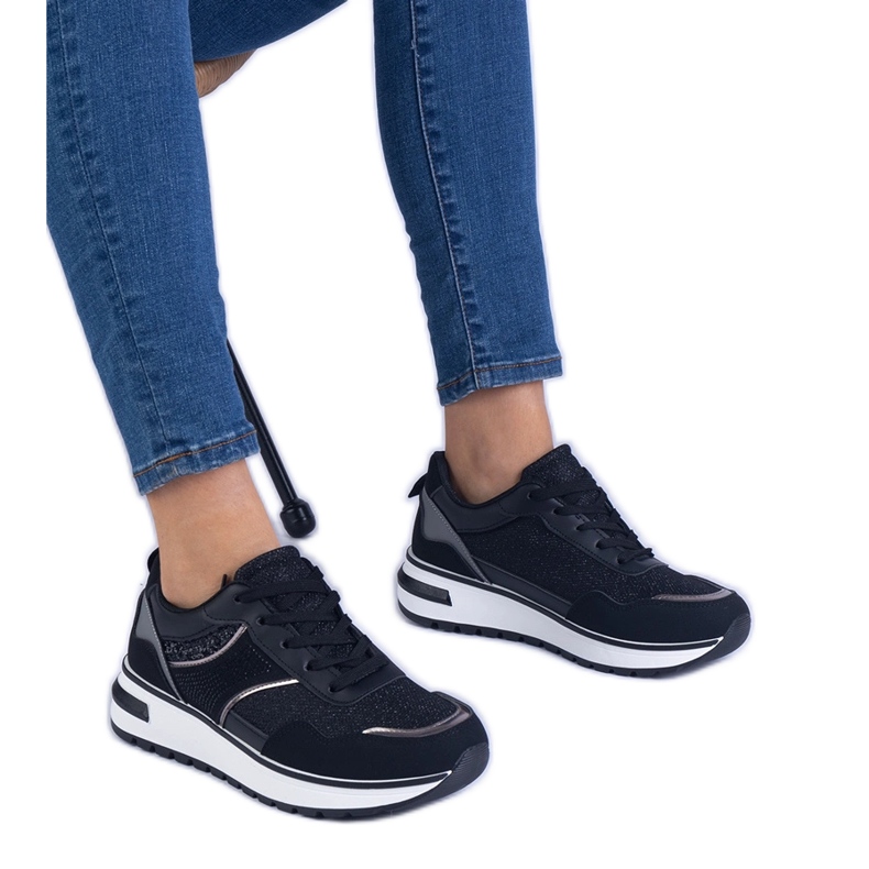 Tênis pretos decorados com glitter e zircões