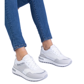 Tênis brancos decorados com glitter e zircões