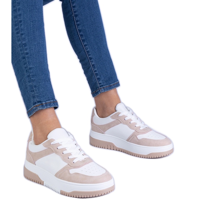 Tênis marrons em uma sola grossa castanho