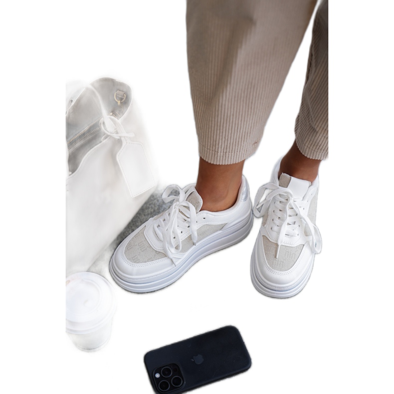 Tênis femininos com um padrão branco