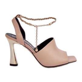 Sandálias de couro em um salto alto com uma pulseira decorativa de Chebello 4440 bege