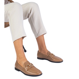 Mocassins femininos marrons com uma decoração de ouro marrom