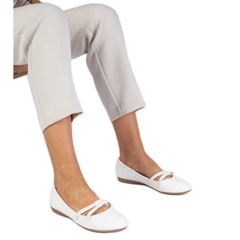 Ballerinas de mulheres brancas com um Matt Eco -Leather branco Ballerinas de mulheres brancas com um Matt Eco -Leather branco