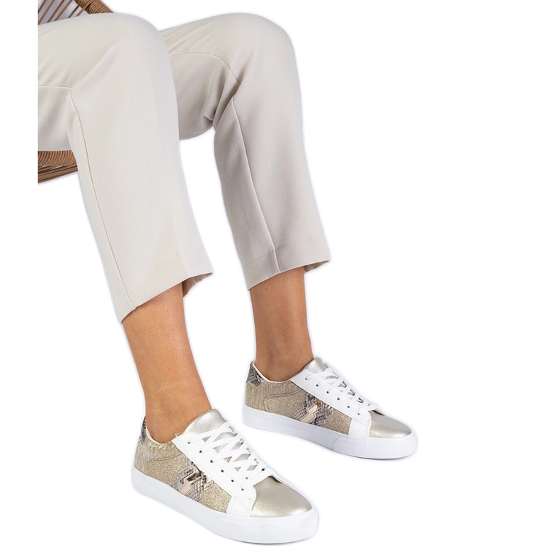 Tênis dourados com um motivo animal decorado com glitter