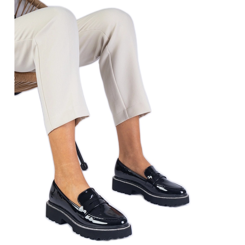 Mocas envernizados pretos decorados com zircões