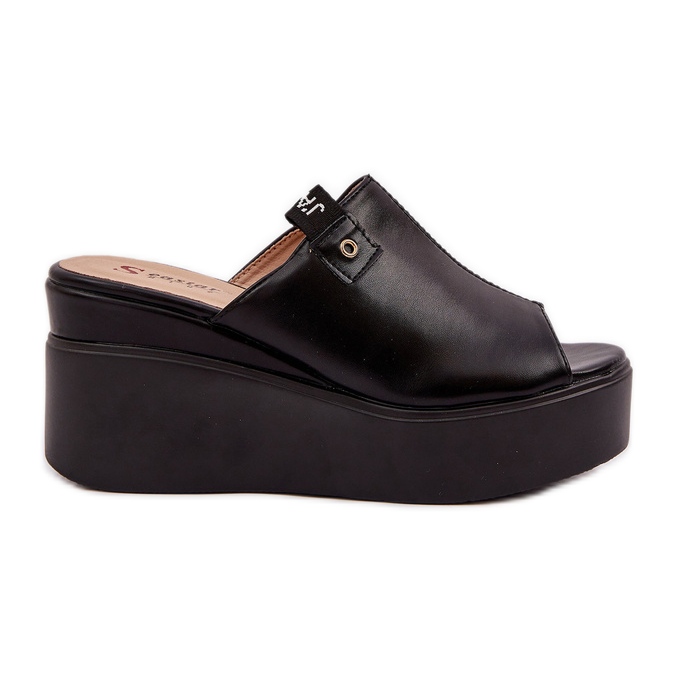 Slippers na plataforma e uma cunha de couro preto eco