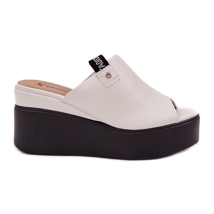 Slippers na plataforma e uma fatia de couro branco eco