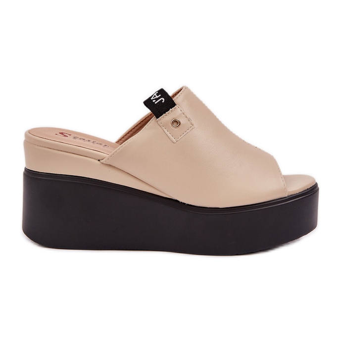 Flippers na plataforma e cunha de couro ecológico bege