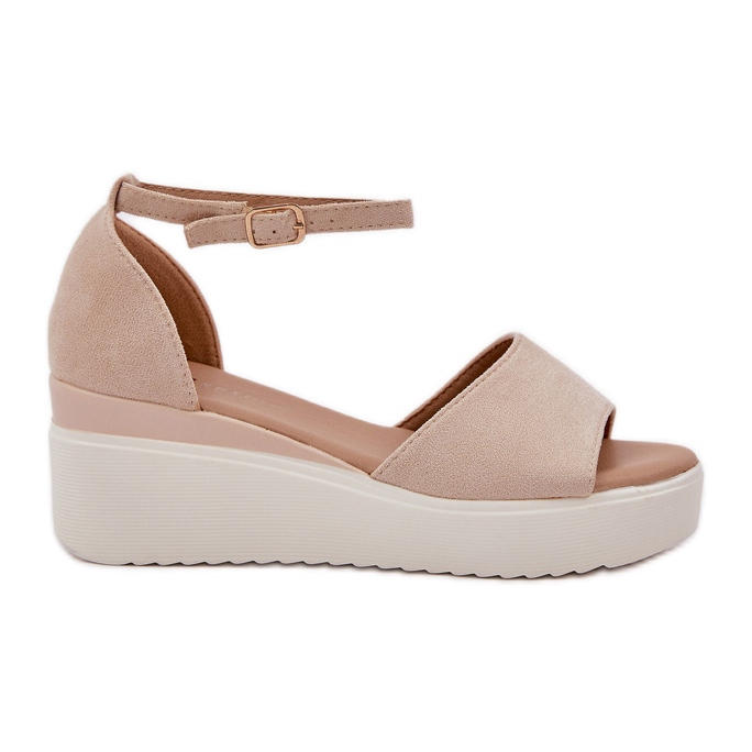 Sandálias leves na plataforma e delicadas cunhas bege brilhantes