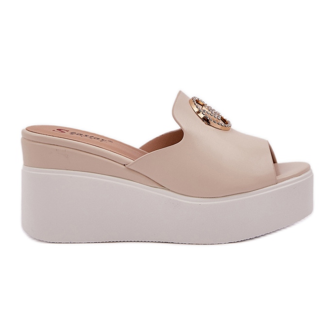 Baixos com uma decoração de contas leves bege