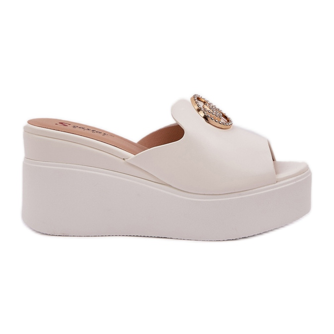 Slippers na plataforma e cunhas com um ornamento branco